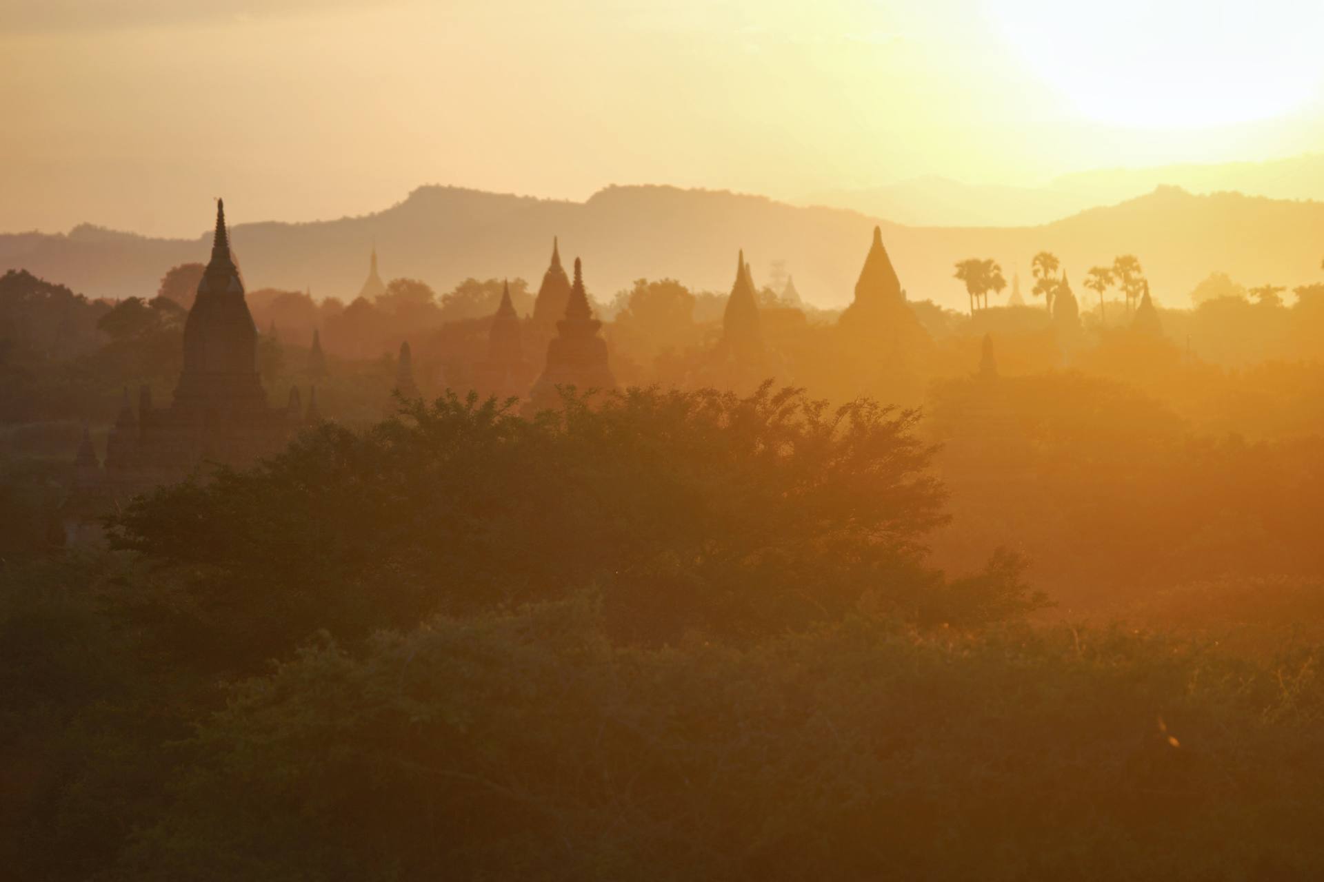 Sonnenuntergang in Nyaung U vor dem Tha Kya Hi Hpaya Ched